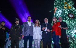 Acompañado por más de 7 Mil reynosenses el Alcalde Carlos Peña Ortiz encendió el Pino de Navidad