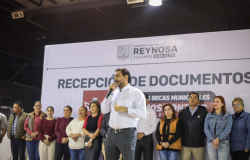 Recibió Alcalde Carlos Peña Ortiz documentos de candidatos a Becas Municipales Contamos Contigo 2024