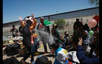 Niños y niñas migrantes celebran su día en el Río Bravo entre restricciones