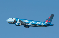 Sale primer avión de aeropuerto de Bruselas tras ataques