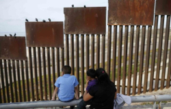 Se oponen texanos a construcción de muro
