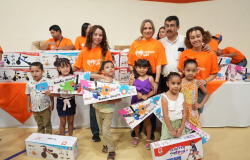 Dámaso Anaya y su esposa presiden el festival del SUTUAT por el Día del Niño