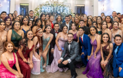 El rector Dámaso Anaya convive con estudiantes de la Facultad de Enfermería Victoria en su fiesta de graduación.