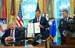 Trump advierte derribar cazas venezolanos si representan amenaza